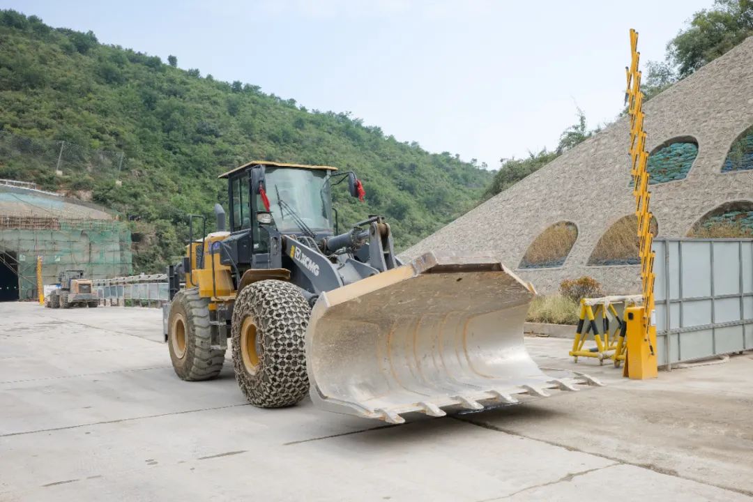 开山全能王，XC956侧卸隧路施工显技巧