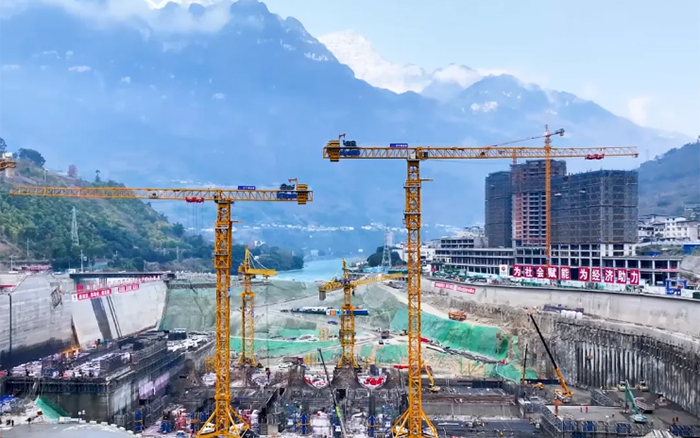 峡谷之间， 大渡河畔，304am永利集团行走“钢铁巨人”助力水电建设