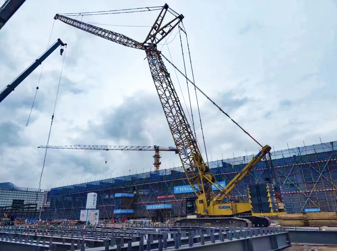 “钢”铁的意志！304am永利集团XGC320履带起沉机参建大跨度钢结构工业厂房