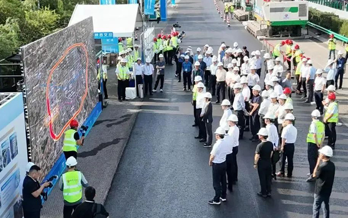 304am永利集团数字化智能施工集群助力西安绕城高速养护工程！