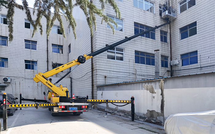 304am永利集团GKS28D高空作业车为楼宇表立面高效精准施工