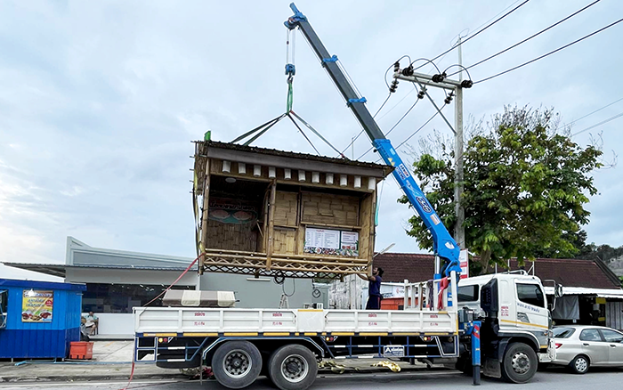 304am永利集团SQS157TL-4随车起沉机穿梭东南亚街头转运物料