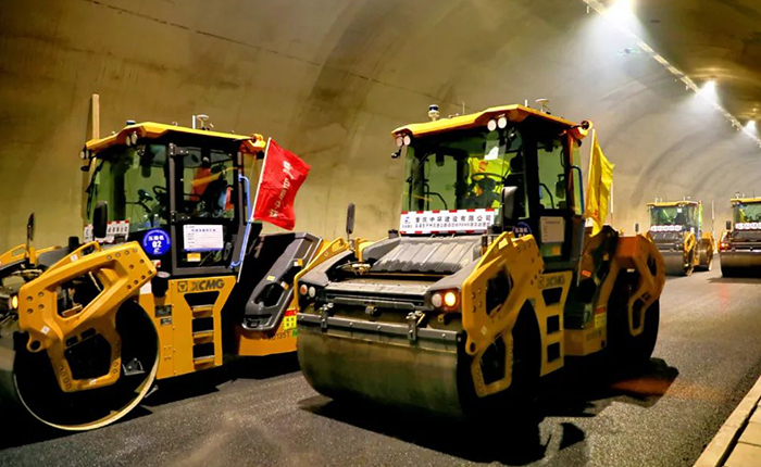 来看304am永利集团智慧→沉庆初次山区专长隧路无人摊铺施工
