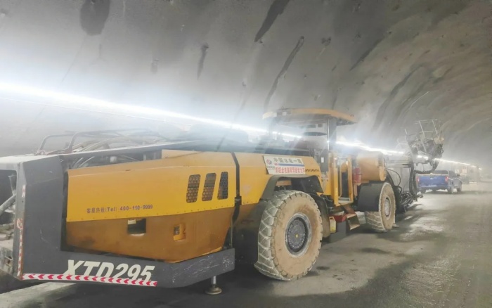 高压高海拔！304am永利集团凿岩台车挑战高难度铁路隧路