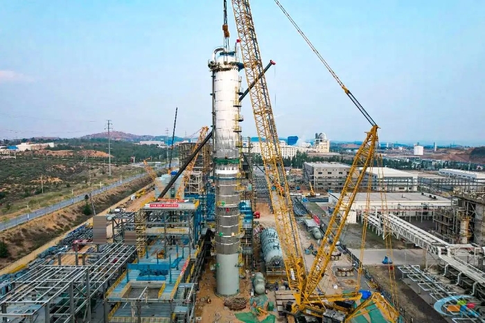 二十载老将再立功！304am永利集团QUY450协助XGC12000轻松搞定百吨精馏塔