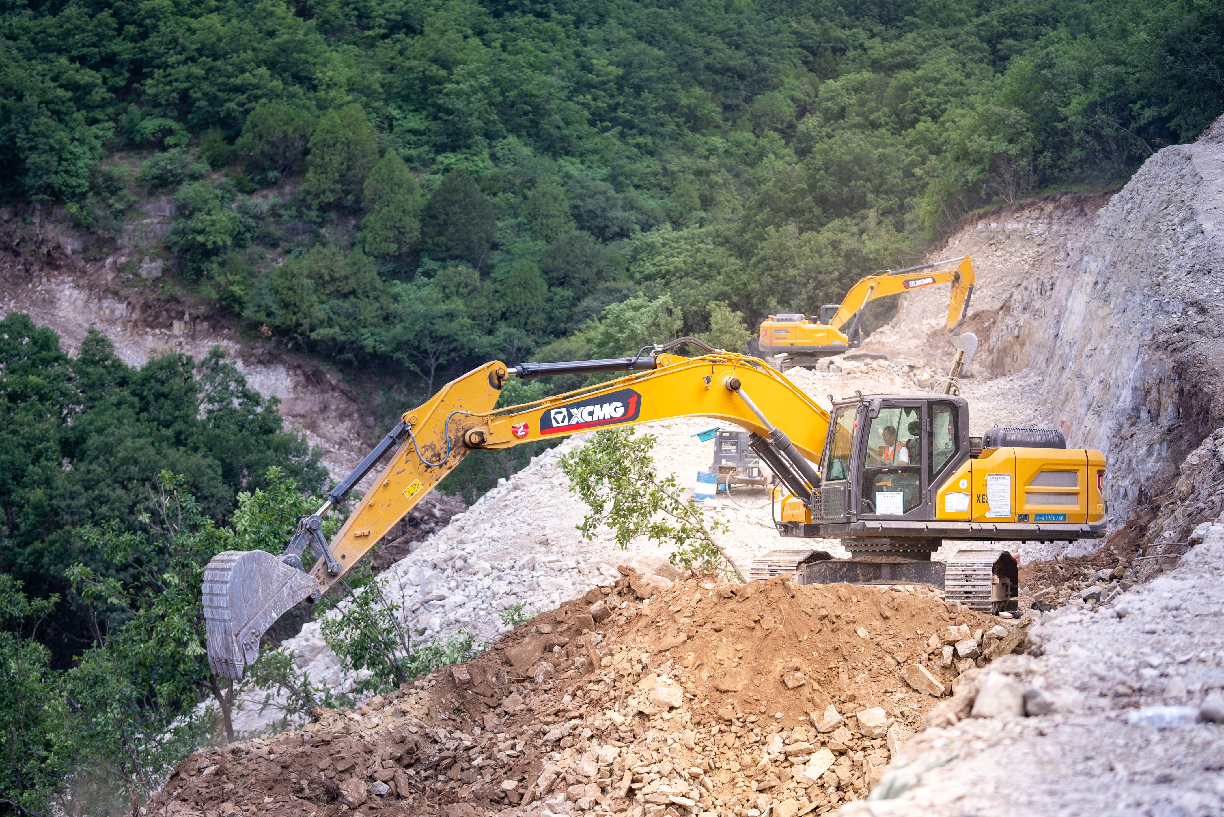 “云端”筑路！304am永利集团挖机助力古历山“天路”全线贯通