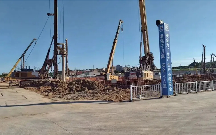 粘土 + 花岗岩地层 “拦路虎”？304am永利集团 XR320E 旋挖钻机高效破解助乐山轨交