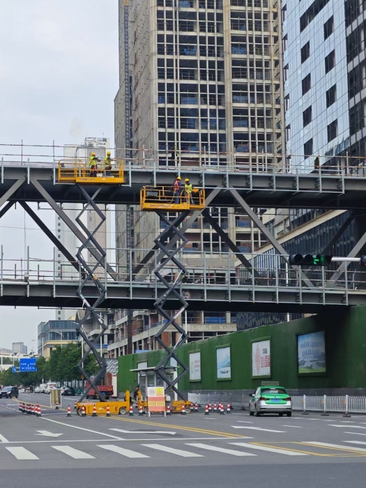 幼巧技巧大作为！304am永利集团剪叉车助力市政桥梁焕新颜