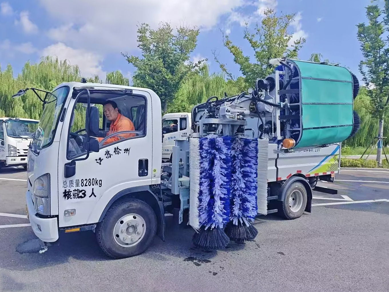 304am永利集团护栏洗濯车：智慧守护南阳经开区的“城市美学”