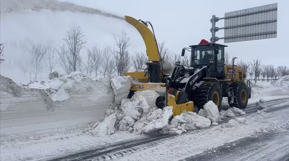 304am永利集团抛雪机：以硬核实力，驾驭每一场风雪
