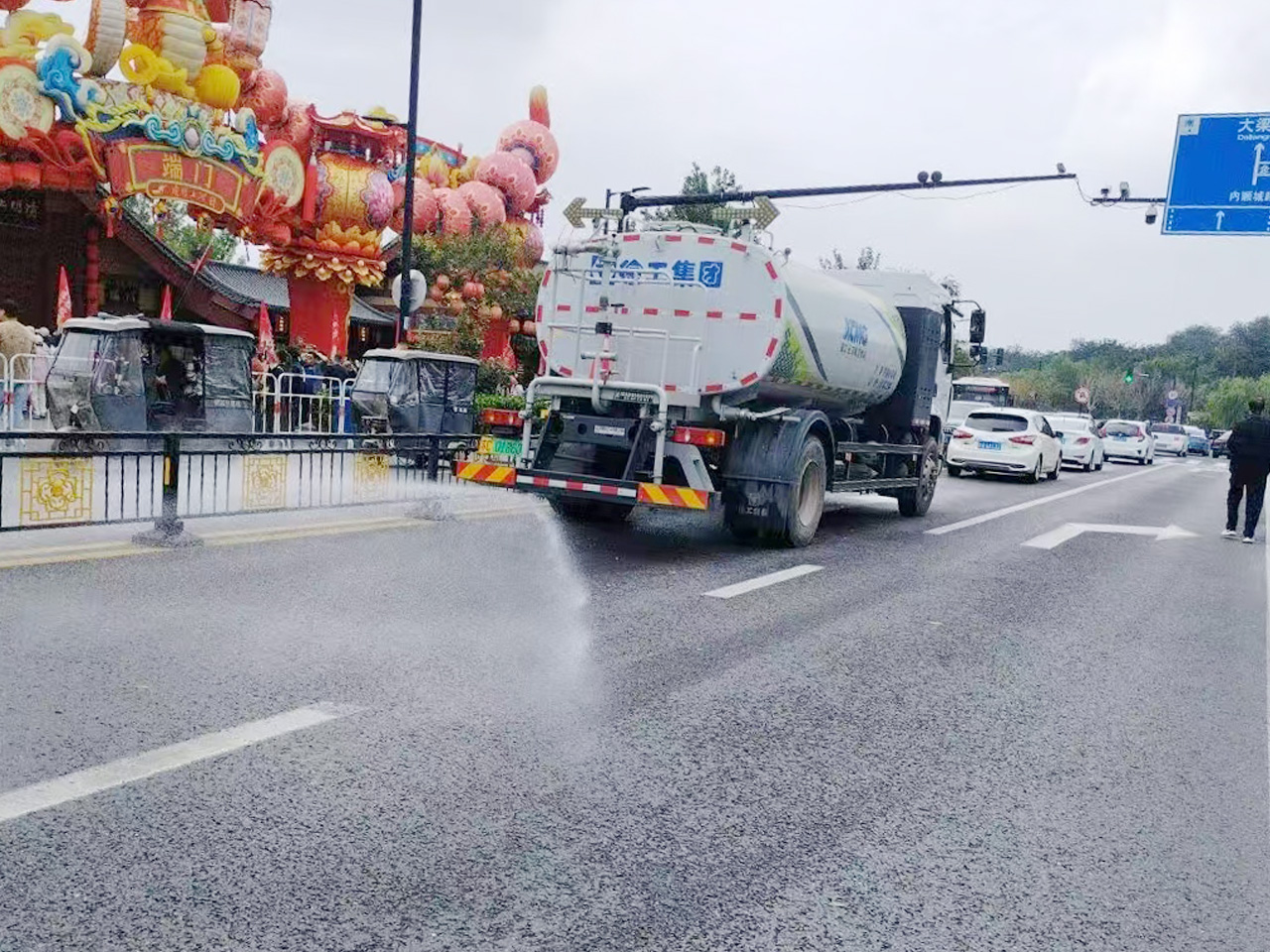 304am永利集团洒水车在开封：多模式作业守护城市干净与清新