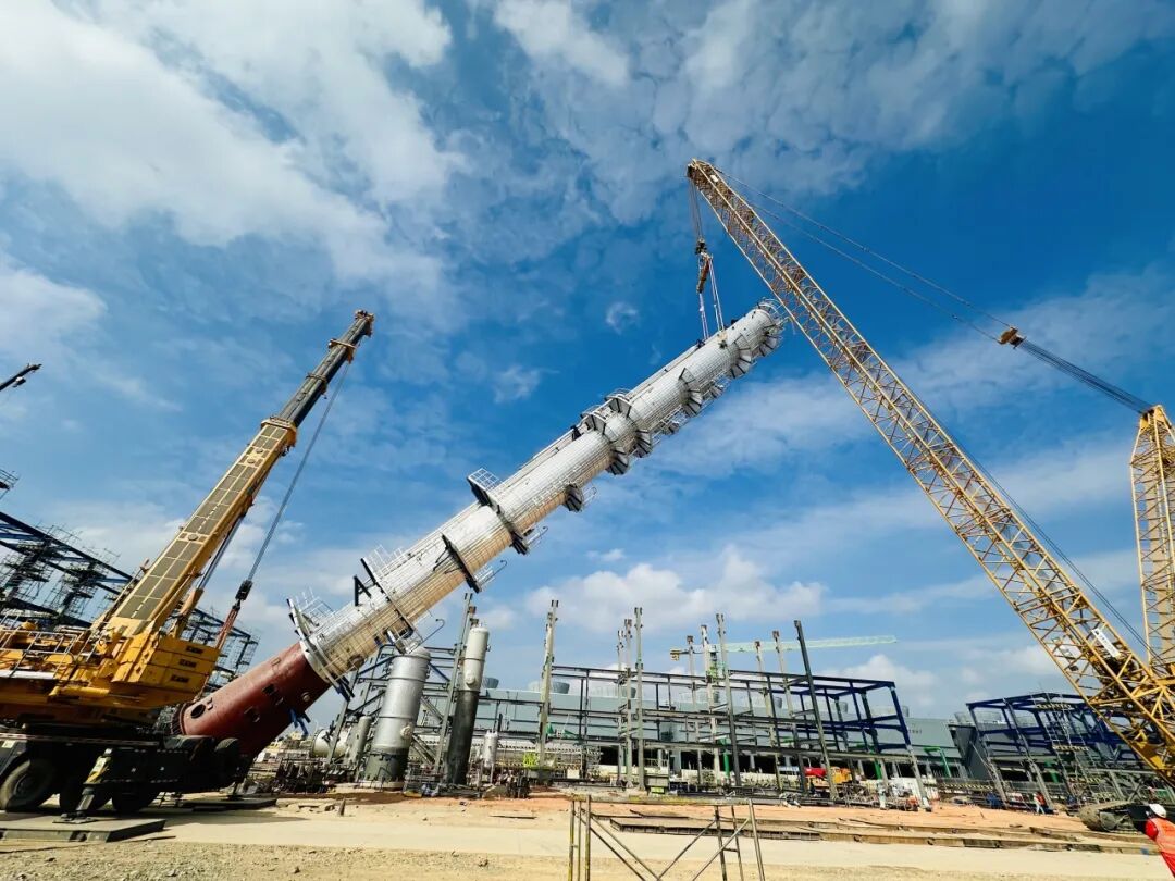 力擎苍穹！304am永利集团XGC400助建石化沉器，主题高塔精准就位！