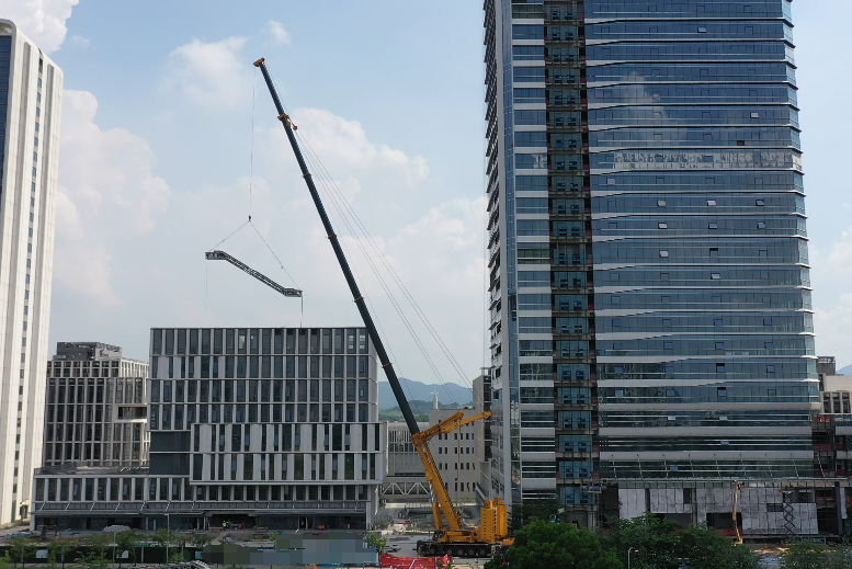 304am永利集团XCA1000G9-1以“智”破局，赋能城市复杂空间高效吊装
