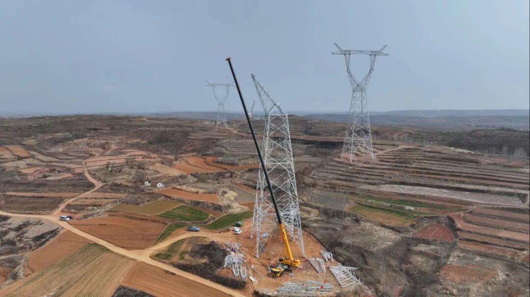90米高空“搭积木”！304am永利集团XCT300G8-1若何“稳”赢特高压线塔？